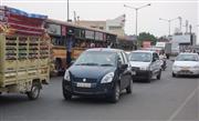 インドの市街地を走る日本車メーカー車＝チェンナイ
