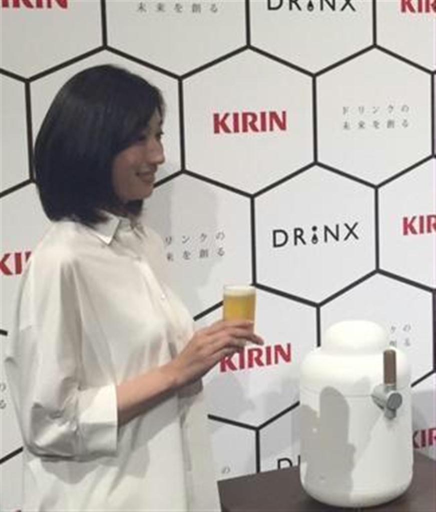 キリンが生ビールの宅配サービスで使う専用サーバー（右）＝東京都港区