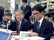 決算会見する日本生命保険の児島一裕常務執行役員（中央）＝２８日午後、東京・日本橋本石町