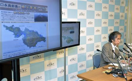 鹿児島・口永良部島の噴火について記者会見する気象庁の北川貞之火山課長＝２９日午前、気象庁