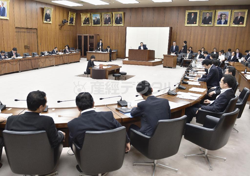 公選法改正案の審議が行われた、衆院政治倫理・公選法改正特別委＝２０１５年５月２８日（共同）