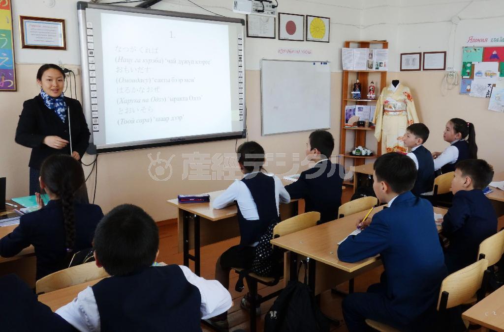 ロシア・トゥワ共和国キジルの日本センターで日本語を教える沢田香緒里さん＝２０１５年４月（共同）