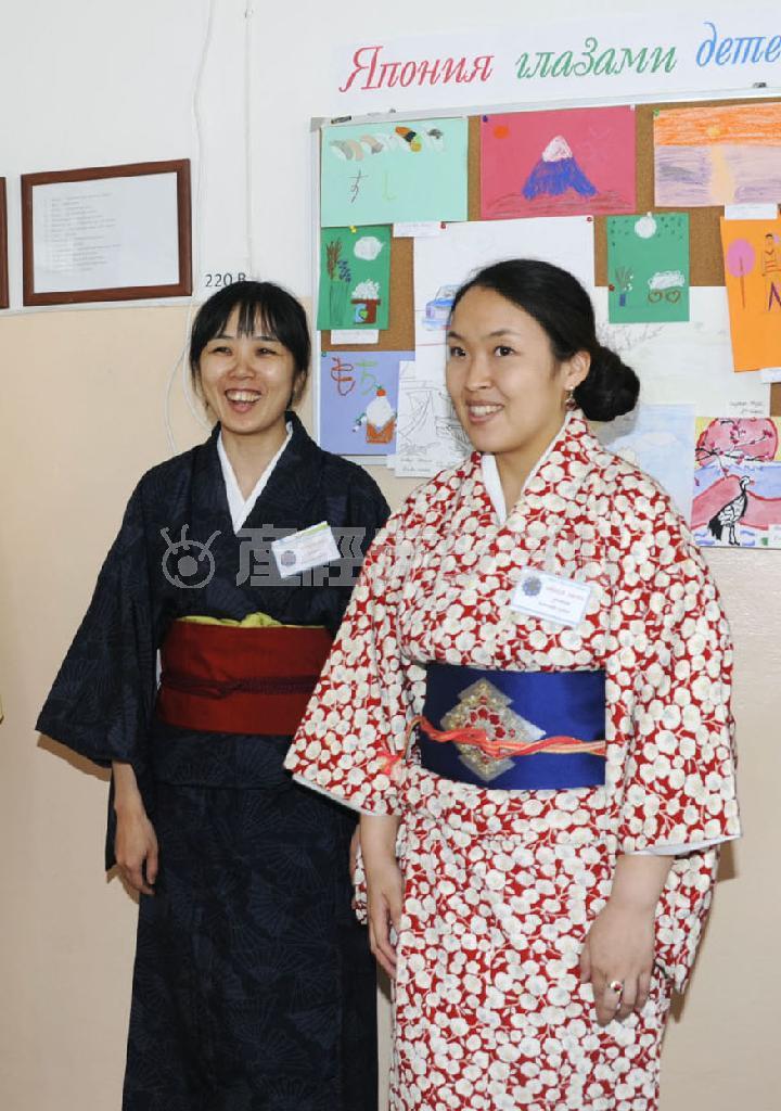 ロシア・トゥワ共和国キジルで日本センターの教師を務める寺田麻央さん（左）と沢田香緒里さん＝２０１５年４月（共同）