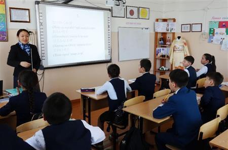 ロシア・トゥワ共和国キジルの日本センターで日本語を教える沢田香緒里さん＝２０１５年４月（共同）