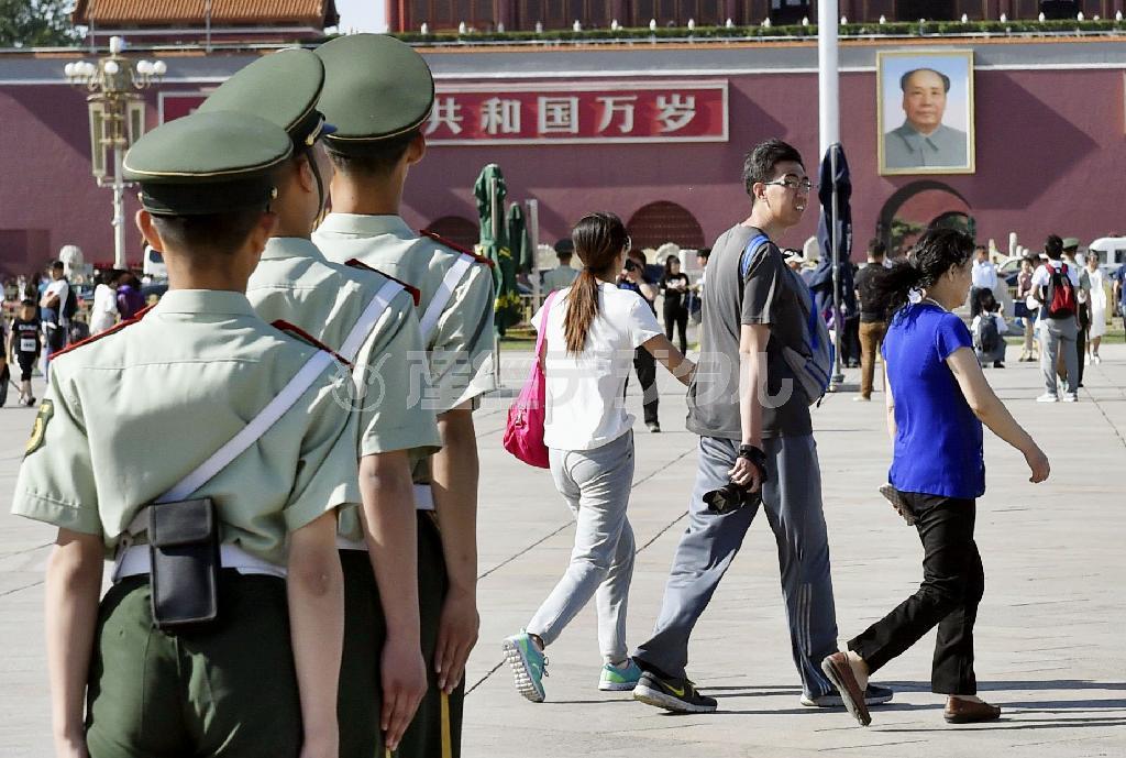 観光客でにぎわう首都北京市の天安門広場で警備する武装警察隊員。中国当局は、歴史から天安門事件当時の記憶を消し去ろうとしている＝２０１５年５月１９日、中国（共同）