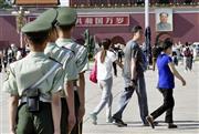 観光客でにぎわう首都北京市の天安門広場で警備する武装警察隊員。中国当局は、歴史から天安門事件当時の記憶を消し去ろうとしている＝２０１５年５月１９日、中国（共同）