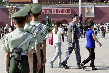 観光客でにぎわう首都北京市の天安門広場で警備する武装警察隊員。中国当局は、歴史から天安門事件当時の記憶を消し去ろうとしている＝２０１５年５月１９日、中国（共同）