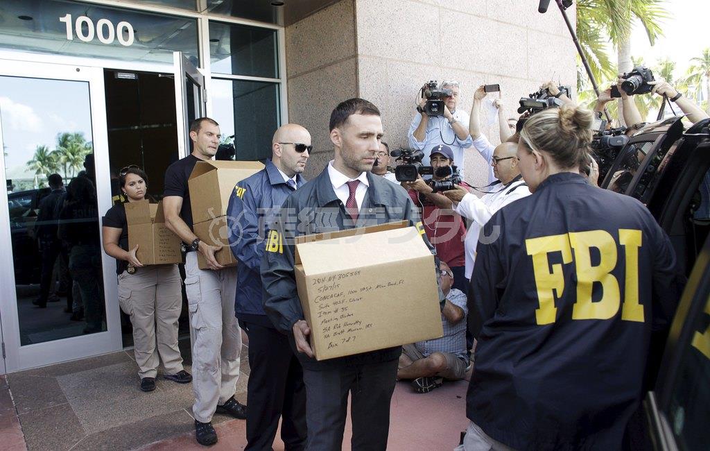 ５月２７日、米フロリダ州マイアミにある北中米カリブ海サッカー連盟の本部を家宅捜索し、押収した資料を運び出す米連邦捜査局（ＦＢＩ）の職員ら。捜査はまだ緒に就いたばかりだ＝２０１５年（ロイター）