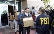 ５月２７日、米フロリダ州マイアミにある北中米カリブ海サッカー連盟の本部を家宅捜索し、押収した資料を運び出す米連邦捜査局（ＦＢＩ）の職員ら。捜査はまだ緒に就いたばかりだ＝２０１５年（ロイター）