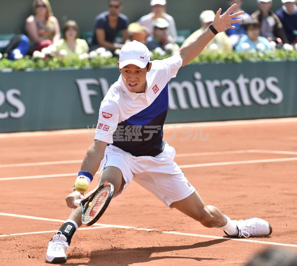 全仏オープンの男子シングルス２回戦でトマス・ベルッシと対戦する錦織圭（にしこり・けい）＝２０１５年５月２７日、フランス・首都パリ（共同）