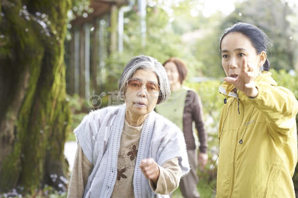 映画「あん」の撮影に臨む河瀬直美監督（右）と主演の樹木希林（きき・きりん）さん（Ｐ２提供）。（Ｃ）２０１５＿映画「あん」製作委員会／ＣＯＭＭＥ＿ＤＥＳ＿ＣＩＮＥＭＡＳ／ＴＷＥＮＴＹ＿ＴＷＥＮＴＹ＿ＶＩＳＩＯＮ／ＺＤＦ－ＡＲＴＥ