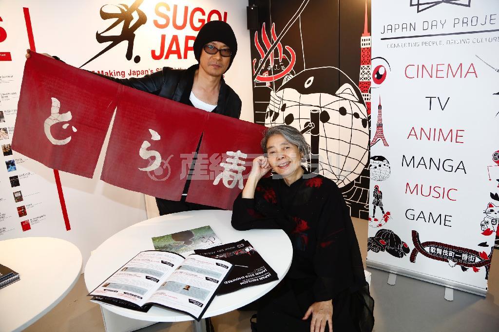 カンヌ国際映画祭の「Ｊａｐａｎ＿Ｄａｙ＿Ｐｒｏｊｅｃｔ」でのひとこま。主演の樹木希林（きき・きりん）さんと永瀬正敏さんは世界の映画関係者が駆けつける会場の雰囲気を楽しんだ＝２０１５年５月、フランス・カンヌ（ＬＥＳＬＩＥ＿ＫＥＥさん撮影、Ｐ２提供）