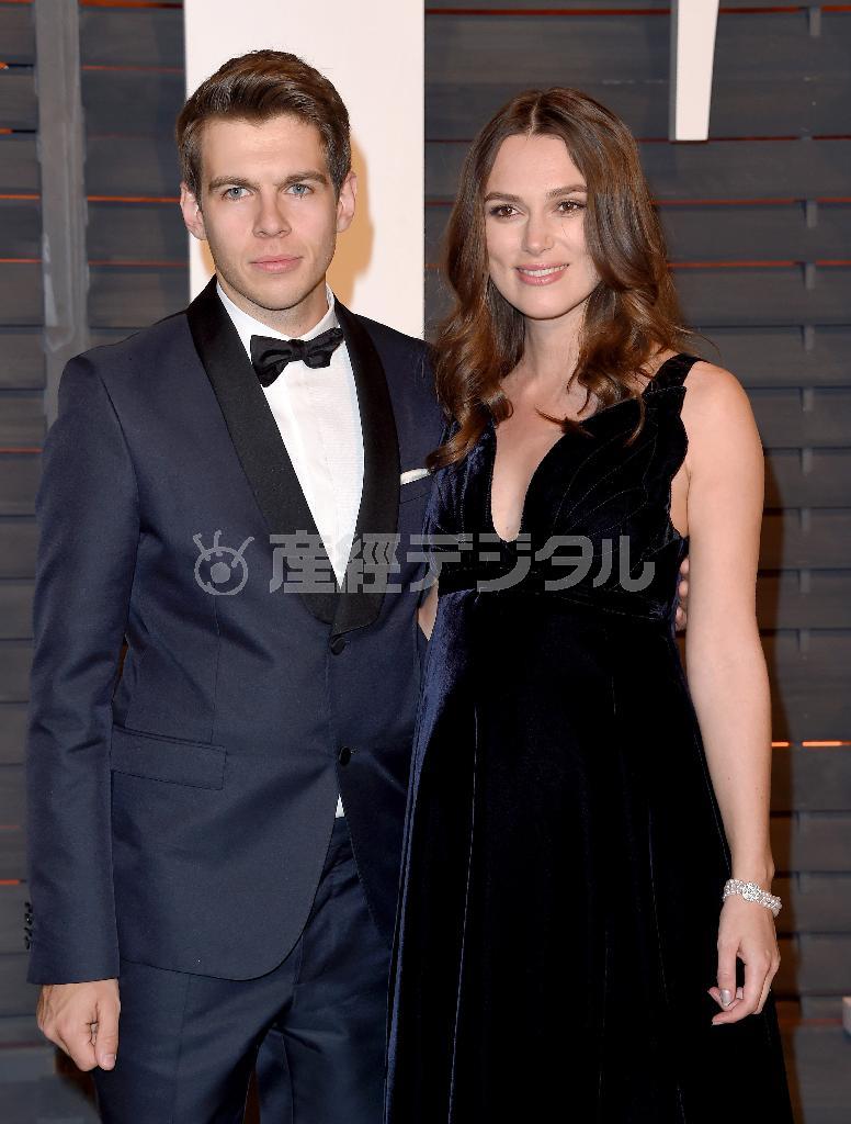 英女優のキーラ・ナイトレイさん（右）と英バンド「クラクソンズ」のジェイムス・ライトンさん＝２０１５年２月２２日、米カリフォルニア州ビバリーヒルズ（ゲッティ＝共）