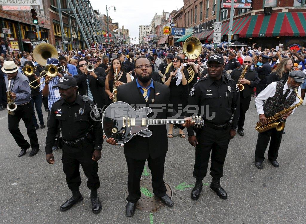 ブルース歌手の故ボビー・ブランドさんの息子、ロッド・ブランドさん（中央）＝２０１５年５月２７日、米テネシー州メンフィス（ロイター）