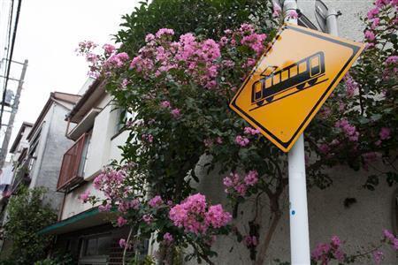 都電荒川線の線路沿いには、きれいな花が植えられ、乗客の目を楽しませている＝２０１２年１０月１２日、東京都荒川区（デイモン・コーターさん撮影）