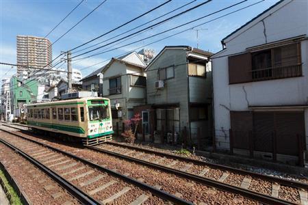 東京・巣鴨で民家のすぐわきを走る都電荒川線＝２０１５年２月１６日、東京都豊島区（デイモン・コーターさん撮影）