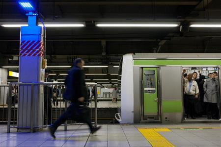 ＪＲ山手線の車両に駆け込むサラリーマン。青色のライトは、人を落ち着かせる効果があり、自殺防止策ととして設置されているという＝２００９年１２月４日、東京都渋谷区（デイモン・コーターさん撮影）