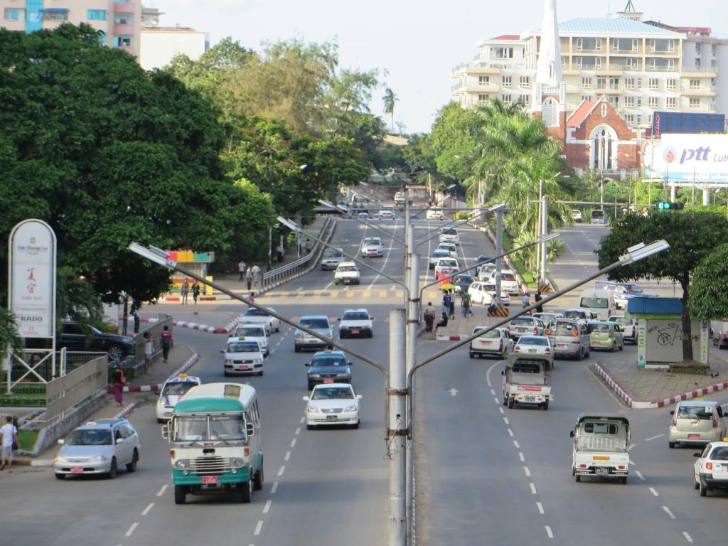 ミャンマーのヤンゴン市内で目につくのは日本車ばかり。軍政時代に日本の自動車メーカーが現地生産したバスも現役だ（宮野弘之撮影）