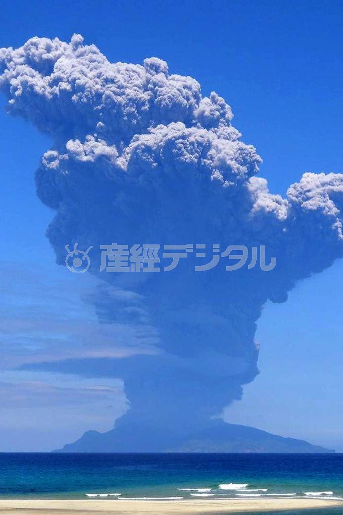 高く噴煙を上げる口永良部（くちのえらぶ）島＝２０１５年５月２９日午前１０時２０分ごろ、鹿児島県熊毛郡屋久島町永田から撮影（読者提供）