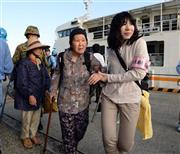 ５月２９日午後、口永良部島（くちのえらぶじま）から屋久島へ避難し、宮之浦港でフェリーから降りる住民ら＝２０１５年、鹿児島県熊毛郡屋久島町（川口良介撮影）