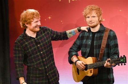 英歌手、エド・シーランさん（左）＝２０１５年５月２８日、米ニューヨーク（ＡＰ）