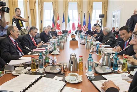Ｇ７の討議に臨む麻生太郎財務相（右端）ら＝２８日、ドイツ・ドレスデン（ＡＰ）