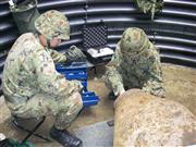 不発弾の信管を取り外す作業をする陸上自衛隊中部方面後方支援隊第１０３不発弾処理隊（陸上自衛隊提供）