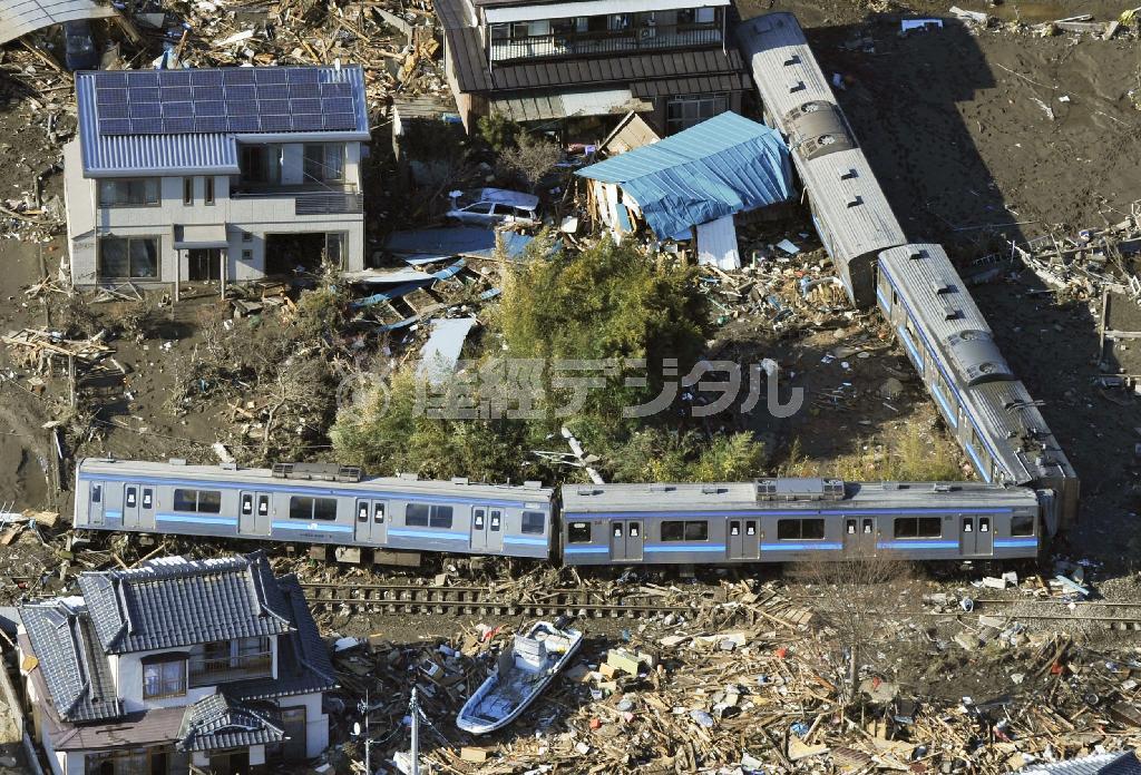 東日本大震災で津波に襲われたＪＲ仙石線の電車＝２０１１年３月１２日、宮城県東松島市（共同通信社ヘリから撮影）