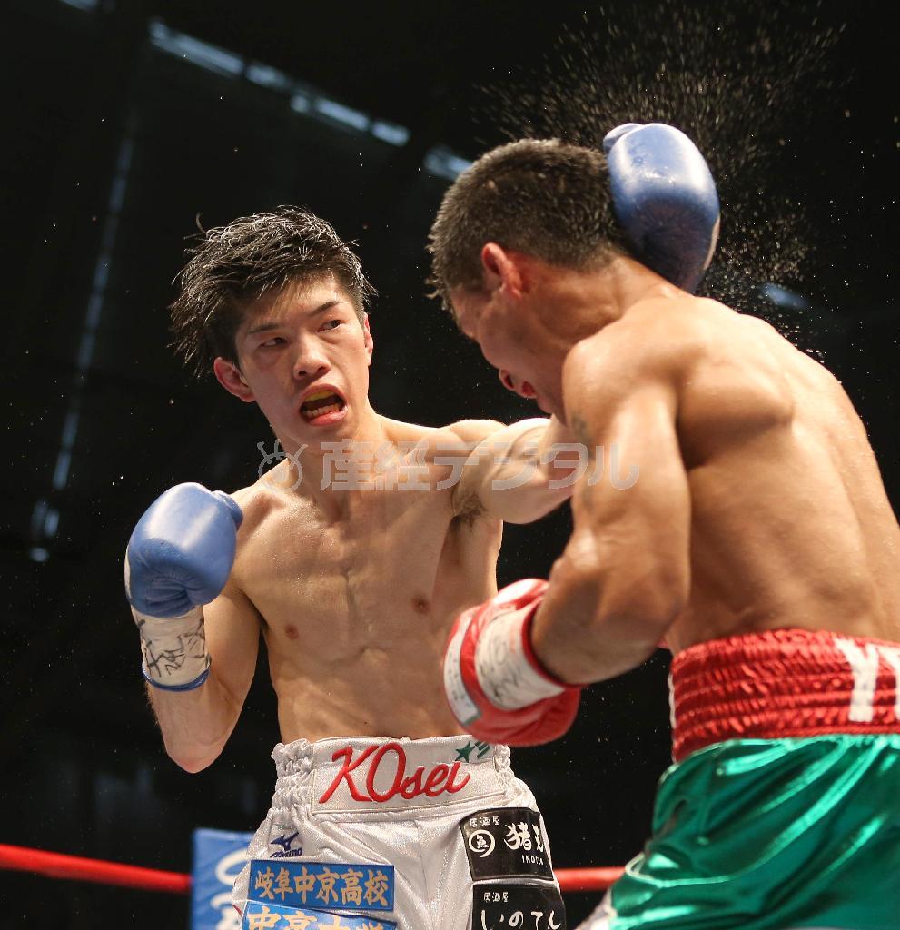 ７Ｒ、攻める田中恒成（こうせい、左）＝２０１５年５月３０日、愛知県小牧市のパークアリーナ小牧（森田達也撮影）