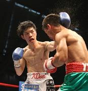 ７Ｒ、攻める田中恒成（こうせい、左）＝２０１５年５月３０日、愛知県小牧市のパークアリーナ小牧（森田達也撮影）