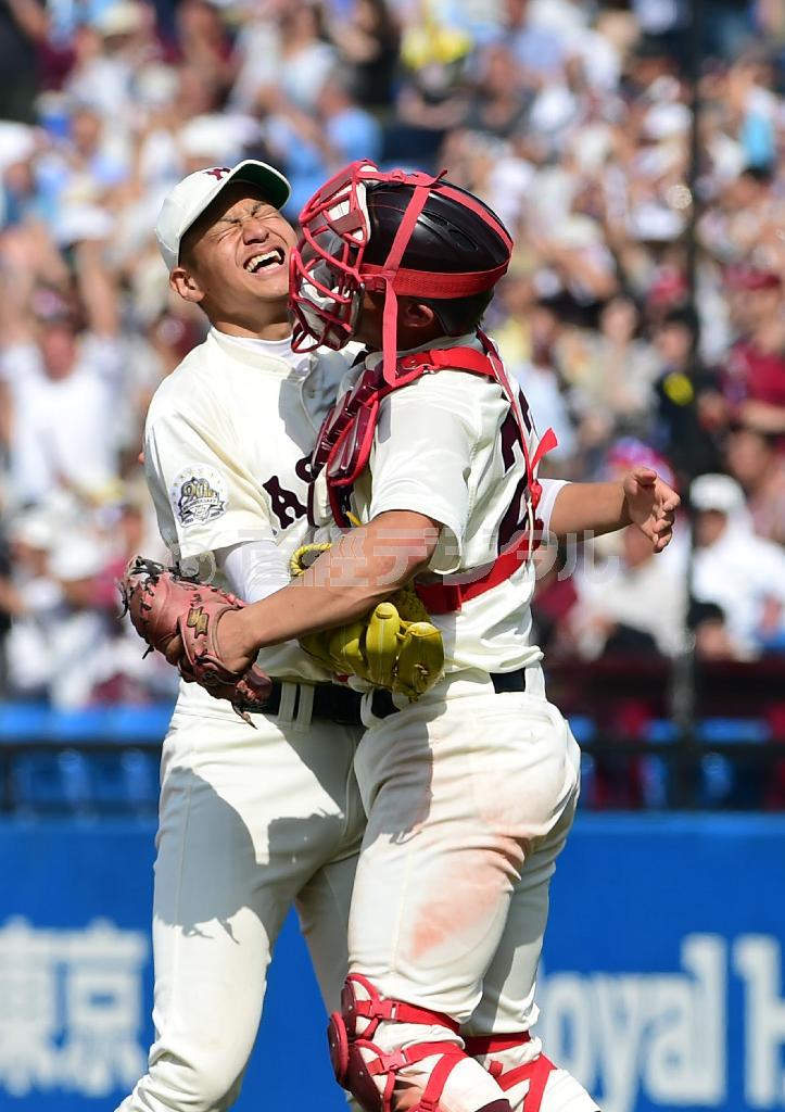 リーグ優勝を決め抱き合う早稲田大・大竹耕太郎と道端俊輔（右）＝２０１５年５月３０日、東京都新宿区・神宮球場（桐山弘太撮影）