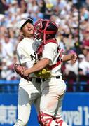 リーグ優勝を決め抱き合う早稲田大・大竹耕太郎と道端俊輔（右）＝２０１５年５月３０日、東京都新宿区・神宮球場（桐山弘太撮影）