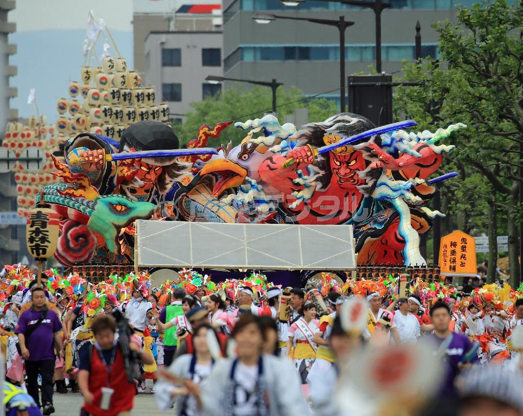 東日本大震災からの復興と鎮魂を願う「東北六魂祭」でパレードする青森ねぶた。今年は高さ約５メートル、幅約９メートルの大型ねぶたが初登場した＝２０１５年５月３０日夕、秋田県秋田市（松本健吾撮影）