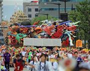 東日本大震災からの復興と鎮魂を願う「東北六魂祭」でパレードする青森ねぶた。今年は高さ約５メートル、幅約９メートルの大型ねぶたが初登場した＝２０１５年５月３０日夕、秋田県秋田市（松本健吾撮影）