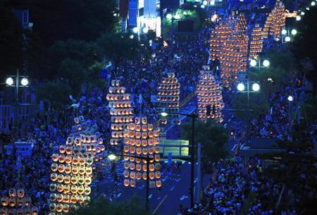 東日本大震災からの復興と鎮魂を願う「東北六魂祭」で、今年初めて明かりがともった秋田竿燈の妙技が披露された＝２０１５年５月３０日午後、秋田県秋田市（松本健吾撮影）