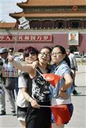 天安門広場で記念撮影する中国人の観光客＝２０１５年５月１９日、中国・首都北京市（共同）