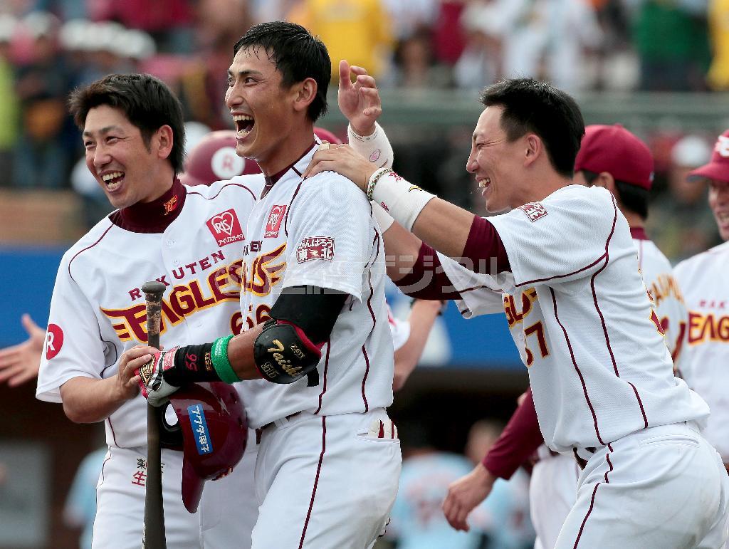 サヨナラＨＲを放った中川大志（中央）を祝福する楽天・藤田一也（左）と嶋基宏（右）＝２０１５年５月３１日、宮城県仙台市宮城野区・コボスタ宮城（土谷創造撮影）