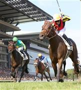 第８２回日本ダービーを制したドゥラメンテ（右）＝２０１５年５月３１日、東京都府中市・東京競馬場（代表撮影）