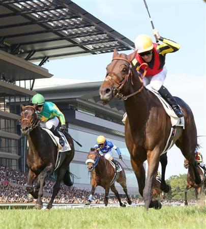 第８２回日本ダービーを制したドゥラメンテ（右）＝２０１５年５月３１日、東京都府中市・東京競馬場（代表撮影）