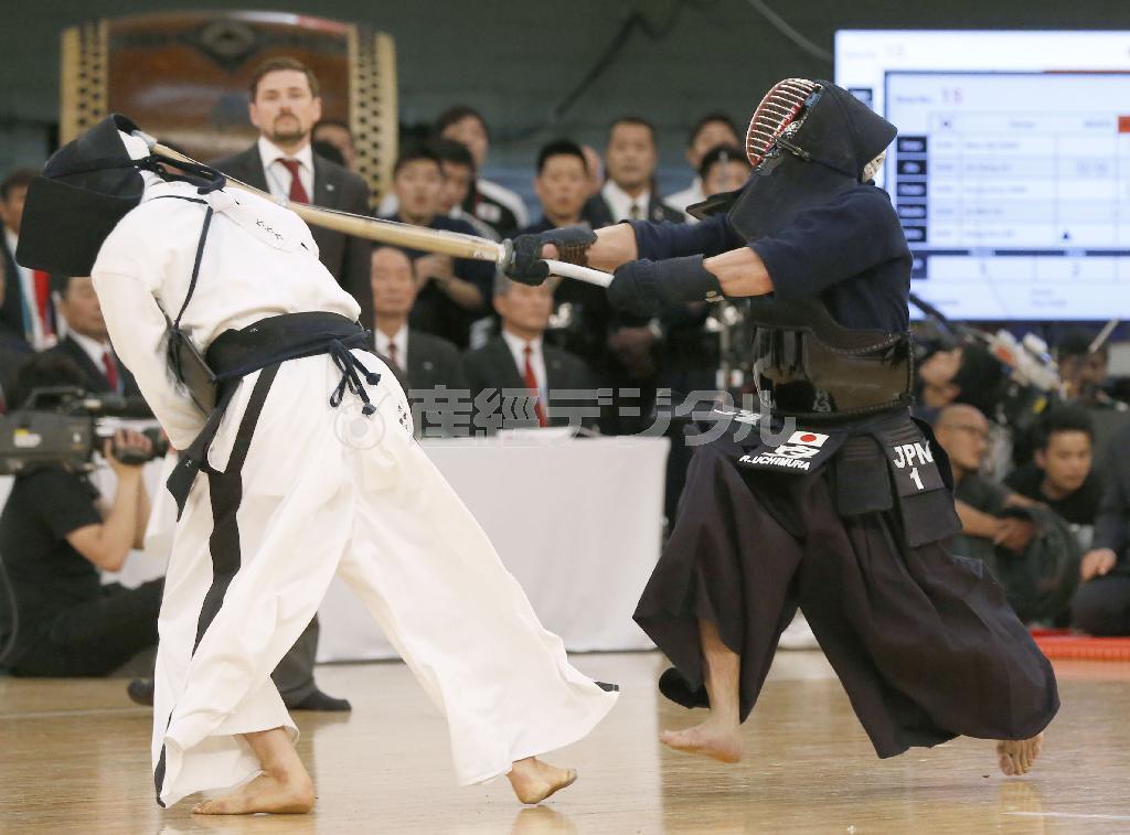 男子団体決勝で韓国選手（左）を攻める内村良一（りょういち）＝２０１５年５月３１日、東京都千代田区・日本武道館（共同）
