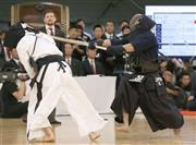 男子団体決勝で韓国選手（左）を攻める内村良一（りょういち）＝２０１５年５月３１日、東京都千代田区・日本武道館（共同）