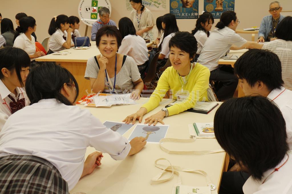 「スパシャル・マンデー・コース」から。「とびラー」と触れ合う子供たち＝２０１４年７月３０日（提供写真）