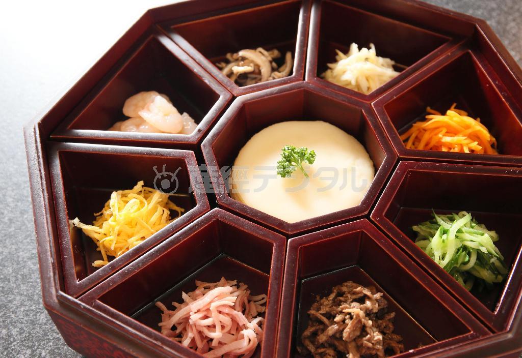 前菜のクジョルパン。宮廷料理の流儀にのっとり色彩も豊かだ＝２０１５年５月１９日、京都市北区（志儀駒貴撮影）