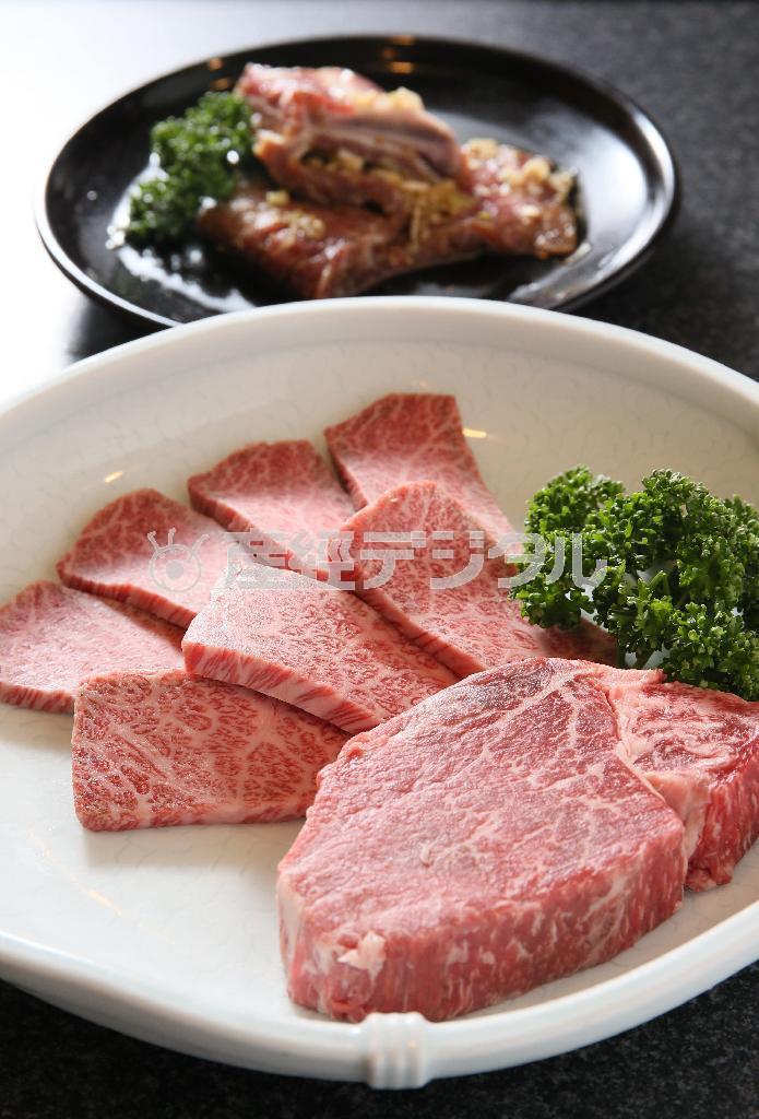 人気の上ロース、ヘレ肉（手前）とお勧めのカルビ＝２０１５年５月１９日、京都市北区（志儀駒貴撮影）