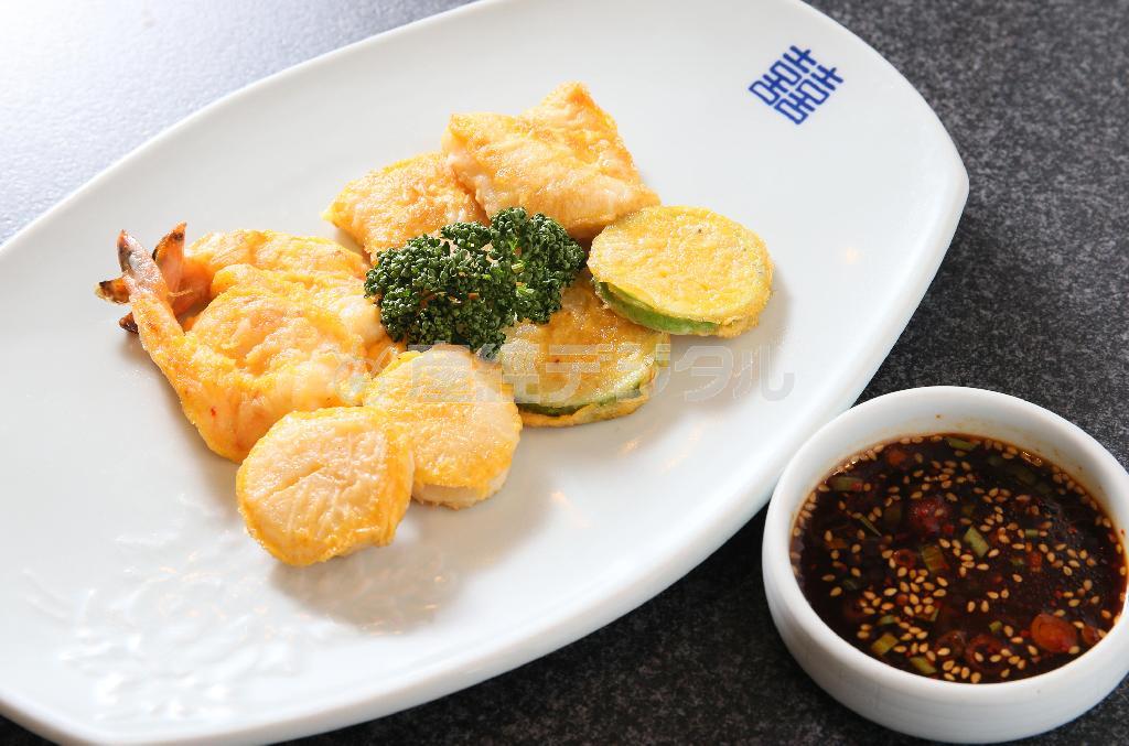 ジョンの盛り合わせはさながら韓国風“ピカタ”だ＝２０１５年５月１９日、京都市北区（志儀駒貴撮影）