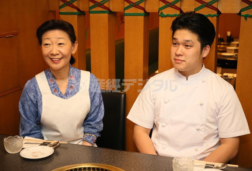 「韓国の家庭料理を提供したい」と語る石敬戌（セキ・ケイイ）さん（左）と甥の晶文（チョンムン）さん＝２０１５年５月１９日、京都市北区（志儀駒貴撮影）
