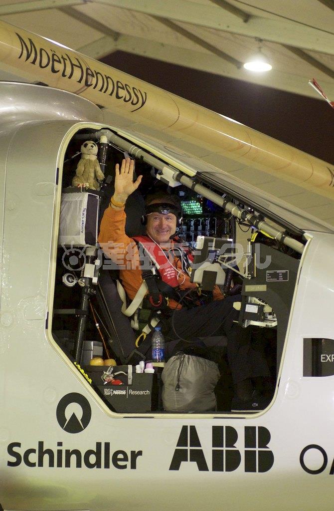 見送りの人々に手を振るスイス人操縦士のアンドレ・ボルシュベルグさん＝２０１５年５月３１日、中国・江蘇省南京市（ロイター）