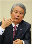 インタビューに応じる経団連の榊原定征会長＝東京都千代田区