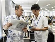 スーパークールビズが始まり、軽装で仕事をする環境省の職員＝２０１５年６月１日午前、東京都千代田区霞が関（共同）