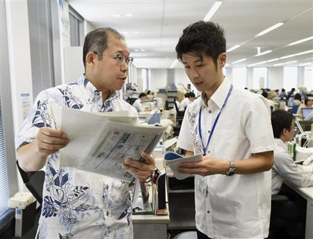 スーパークールビズが始まり、軽装で仕事をする環境省の職員＝２０１５年６月１日午前、東京都千代田区霞が関（共同）